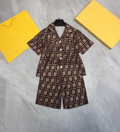 set per bambini maglietta per bambini 2 foto maglietta per bambini firmata per abbigliamento per bambini ragazzi ragazze top a maniche corte di lusso estivo con bottoni risvolto kaki con lettere