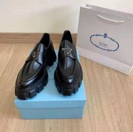 Kutu Prad ile Kutu Kadın Ayakkabıları Lüks Tasarımcı Marka Elbise Ayakkabı Metal Üçgen Logo Monolit Monolit Fırçalanmış Deri Loafers Platformu Topuk PO HF