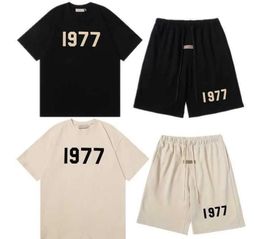 デザイナーエッセンシャル 1977 メンズ Tシャツジャージプリントカジュアルスポーツスーツハイストリートルーズ半袖 Tシャツ男性と女性のファッションショートパンツ