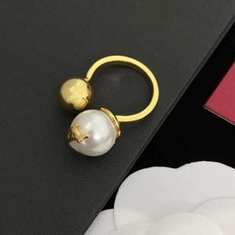 2023 Fashion Letter Lett Gold Pearl Cluster Ring Bague Lukeus Projektanci List Kobiety Y Lovers Prezent Biżuterii