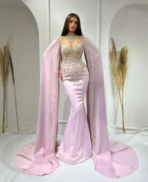 Rose Pink Mermaid Prom Dresses Sleeveless V Neck Halter Capes Applices Sparkly paljetter Satin Pärlad golvlängd diamanter aftonklänningar plus storlek skräddarsydd