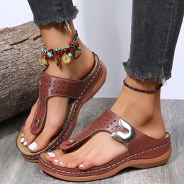 Sandals 2022 Fashion Women Solid Pu Outside Slippers Clip Toes Flats Gladiator Sandals Summer Shoes Buckle Flip Flops Clip Toes Slides Z0224