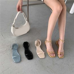 Sandali Moda Scarpe da donna 2023 Punta aperta Sandalo femminile Fibbia Cinturino a metà polpaccio Tacchi a blocco med Lusso Peep Ragazze Beige Medio Grosso Gla Y2302