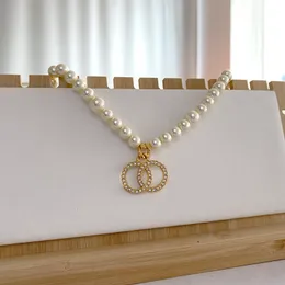 18 Stile, luxuriöse Designer-Halskette mit doppeltem Buchstaben-Anhänger, 18 Karat vergoldet, Crysatl-Perlen-Strass-Pullover-Halskette für Frauen, Hochzeitsfeier, Schmuckzubehör