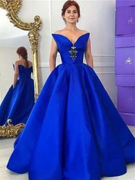 Abiti da sera blu royal formale con tasche cristalli senza maniche sexy senza maniche in rilievo una linea abiti da occasione per le donne BC15019