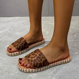 Slippers Summer moda moda feminina estampa de leopardo slides ao ar livre sapatos de praia respiráveis ​​e lascas mais chinelas de tamanho