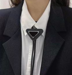 Top Designer slipsar Mode läder slipsar flugor Herr och dam slipsar med mönstrade bokstavsslipsar päls enfärgade slipsar 4 färger