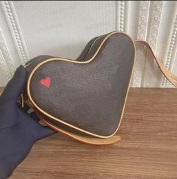 Boite Chapeau Souple Womens Designer Mini Bags Red Heart Shape Bag Coin Purse Luxurious Shoulder Cross Body Small Handbag Pouch