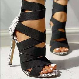Sandálias 2022Now Sapatos femininos Pisca de peixe Padrão de cobra estiletto sexy moda feminina sandálias de dedo do pé de salto de luxo sandálias de luxo women designers z0224