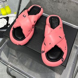 Damen-Sandalen mit flachem Absatz, Slip-On-Hausschuhe mit weichem Leder, Buchstabendruck, offene Zehen, Designer-Luxus-Outdoor-Slide für den Sommer, lässiger Strandschuh für Damen