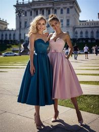 A-line Prenses Satin Bowknot Sweetheart kolsuz çay uzunluğu Homecoming Elbiseler Robes de Kokteyl Vestidos de Graduacion