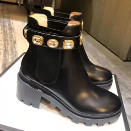 Designer-Martin-Stiefel, schwarze Farbe, Luxus-Stiefeletten, verziert mit Kristallen und abnehmbarem Knöchelriemen, Designer-Damenstiefeletten, hochwertige Winterstiefeletten 01