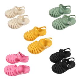 Sandals Lioraitiin Summer Kids Sandals Solid Color Hollow Out Beach Shoes Footwear Rose RedBlackApricotYellowGreen Z0225