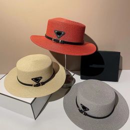 2023 Designer Straw Hat Lüks Kadınlar Yeni Saman Şapkası Klasik Düz Üst Şapka Yüksek Kaliteli Erkek ve Kadın Aynı Üçgen Güneş Vizörü