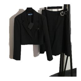 SSフォーマルブレザーレディース2ピースドレススカートスカートスーツオフィスレディースワークロングスリーブジャケットセットolスタイルプリーツドレス女性黒と白の品質服