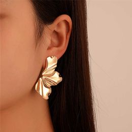 Charm Fashion Personality Exaggerated Golden Flowers Stud Earrings Contracted Temperament Matte Irregular Petals Earrings G230225