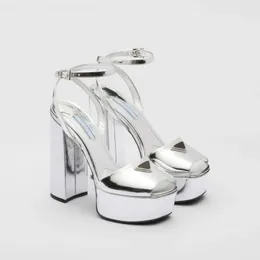 Raso Plateato Metallic Peep-Toe Sandals Sandals Cunky High Heels Глева на щипни на каблуках блок-каблуки блок каблуки сандалия роскошные дизайнерские обувь для женской фабрики обувь