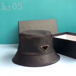 Men bucket hats delicate mens designer cap casual summer travel beach sport gorras metal triangular black cotton lining designer hats PJ006 C23