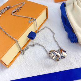 Stil Halskette Anhänger Halsketten Designer Edelstahl vergoldet Kunstleder Buchstabe für Frauen Hochzeitsschmuck