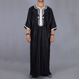 2023 Vêtements ethniques Homme musulman Caftan Hommes marocains Jalabiya Dubaï Jubba Thobe Coton Chemise longue Casual Jeunesse Robe noire Vêtements arabes taille 3XL