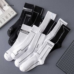 Men's Socks Personality Black White Striped Fashion Sockings Cotton Harajuku Letter Hip Hop Skateboard Funny Soft Happy Men and Women Socks Z0227