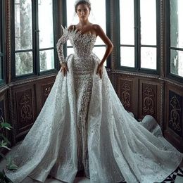 Altri abiti da sposa a sirena con una spalla di perle Lussuoso abito da sposa con applicazioni di pizzo su misura con strascico staccabile Robes De Mariee