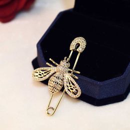 Pins Brooches Luxury all crystal gold suitable women shiny hollow honeycomb pins used for coats scratches and exquisite Jewellery G230529