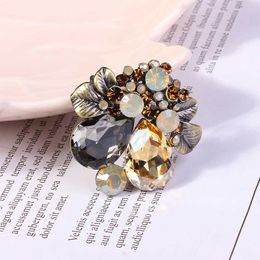 Pins Brooches Women's fashion vintage champagne crystal flower women's luxury gold zircon alloy plant brooch safety pin G230529