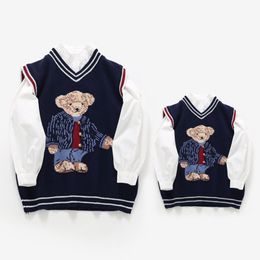 Familjsmatchande kläder Autumn Parentchild Vest Sweater For Kids Bear Knit Top Dad Mamma och son Dotter Julstickad Cardigan 230601