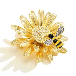 Brooches Elegant Bee Daisy Brooch Women's Korean Fashion Matte Corset Coat Accessories Sweet Pins Enamel Scarf Clip Jewellery Girl Gift G230529