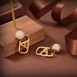 Earring designers design luxurious and atmospheric gold earring jewelry, party jewelry, wedding Jewellery gift boxes for women