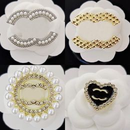 Famous Channel Design Gold Luxurys Desinger Brooch Women Rhinestone Pearl Letter Brooches Suit Pin Fashion Jewellery Clothing Decoration High Quality Accessories