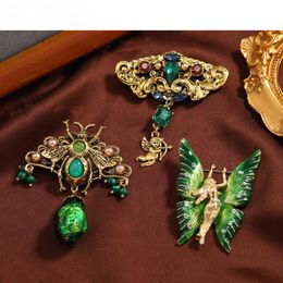 Pins Brooches Classic Women's Palace Jade Crystal Butterfly Bee Accessories Vintage Baroque Design Pendant Chest Pin G230529