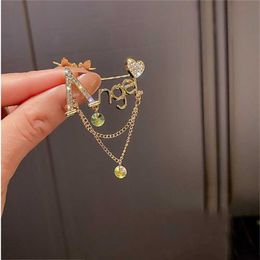 Pins Brooches Luxury Angel Fashion Clothing Jewelry Name Letter Rhinestone brooch Women's Wholesale G230529