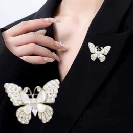 Pins Brooches Exquisite butterfly women's brooch tight fitting button accessories elegantly imitate pearl summer dress jewelry G230529