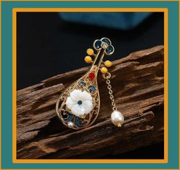 Pins Brooches Women's retro pearl shell Lute fan women's luxury gold alloy enamel lace safety pin G230529