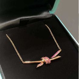 Marca de designer Tiffaysss New Twisted Knot Colar para Womens Luxury Luxo Pequeno e Popular Corrente de Coleta de Golas Rose Gold Chain de alta qualidade Pink