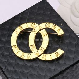 Luxury Brand Letter Brooches 18K Gold Plated Broche Rhinestone Jewellery Woman Designer Brooch Charm Pearl Pin Men Broches