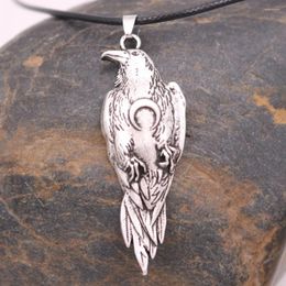 Collane con ciondolo Wicca Moon Viking Raven Amuleto con simbolo della mezzaluna Talismano Gioielli Corvo Uccello Pendenti Uomo Donna