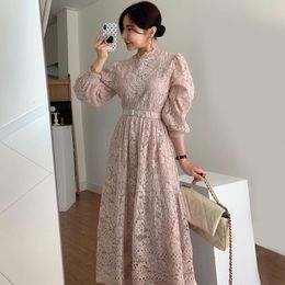 Dresses Retro Court Style Round Neck Lace Dress Hook Flower Design Loose Puffed Sleeves Midi Skirt Elegant Swing Dress with Belt G006