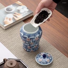 Storage Bottles European Ceramic Jar With Lid Vintage Blue And White Porcelain Tea Box Exquisite Handicrafts Table Top Jewelry