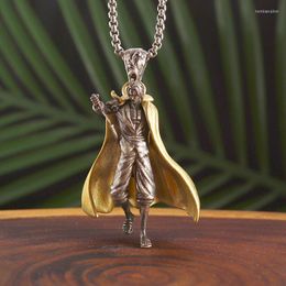 Anhänger Halsketten Exquisite Domineering Yellow Cape Schwert Samurai Halskette Für Männer Persönlichkeit Rock Hip Hop Anime Charakter Skulptur