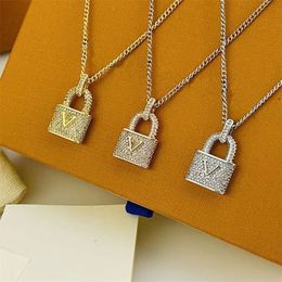 Pendant Necklaces Luxurys Fashion for Man Woman Lock Necklace l Letter Designers Brand Jewellery Mens Womens Trendy Personality Designer s