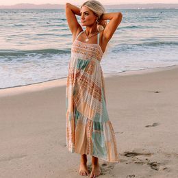 Ett perfekt val för avslappnad och semesterfärgad lapptäcke tryckt ärmlös Summer Dress Spaghetti Strap Maxi Dress med ruffle trim AST61814793