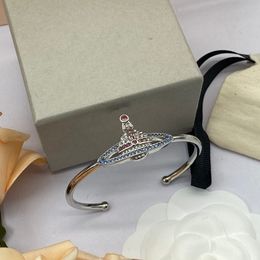 2023 nuovo Saturno Bassorilievo Bracciale in cristallo aperto Designer Diamond Fashion Bracciali Braccialetti per gioielli da donna di alta qualità Anniversario Regalo di fidanzamento