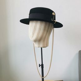 Stingy Brim Hats Fedora Hat Retro Wool Felt Hat Women European Punk Chain Novelty Flat Top Hats Men Cap Street Fashion Wild Trend 230603