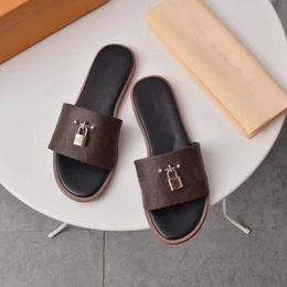 Luxury Classic Beach Slippers Classic Flat Heel Summer Lazy Designer Metal Cartoon Big Head Slippers Leather Women's Slippers Hotel Bath Women's Sexy Sandals