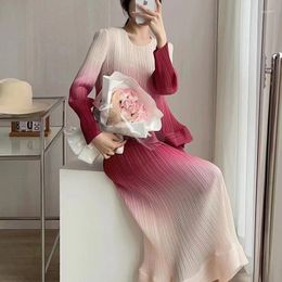 Work Dresses 2023 Style Pleated Suit For Women Summer High-End And Fashionable Casual Loose Gradient Colour Top Skirt 2 Piece Set