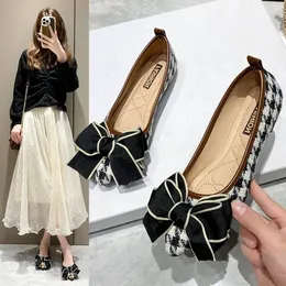 Single shoe female 2023 spring new shoes pointed flat shoes bow shallow mouth soft bottom thousand bird plaid bean shoes women