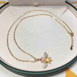 N6kq Collane con ciondolo Designer Collana di lusso con libellula e perle intarsiate con topazio artificiale e zirconi. Negozio aperto